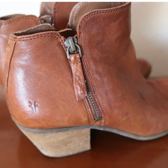 Frye Judith Zip Casual Ankle Booties Womens Size 7.5 Cognac Brown Leather - Picture 2 of 8